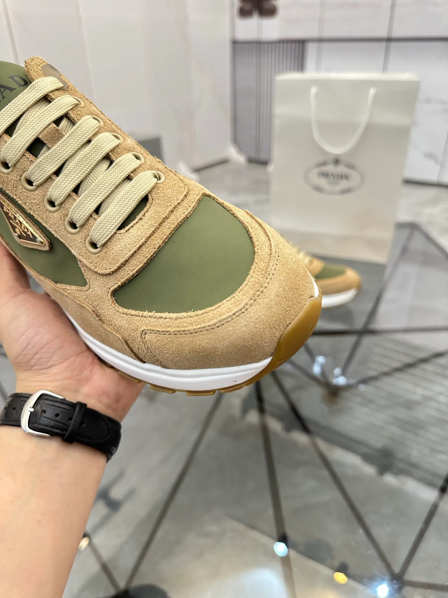 Men's shoes for sale 💰: 💰P580¥ High-end top quality Product trademark: Prada *"Prada*" low-top casual shoes Regular size: 38-45 (can be customized to 46) Product materials: imported upper layer of high mercerized nubuck leather spliced ​​with breathable mesh, water-dyed cowhide lining, cowhide feet, original ultra-light foam outsole. No.: 001